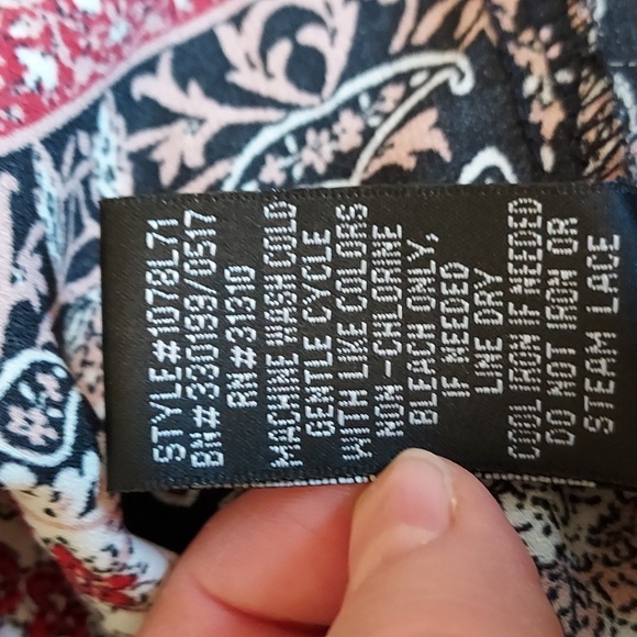 Black w/ White & Red Floral w/ Lace Accent and Bell Sleeves Size L - Picture 12 of 12